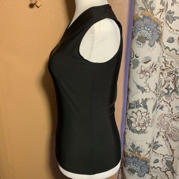 Under Armour Black V-Neck Tank Size Medium - Picture 8 of 11